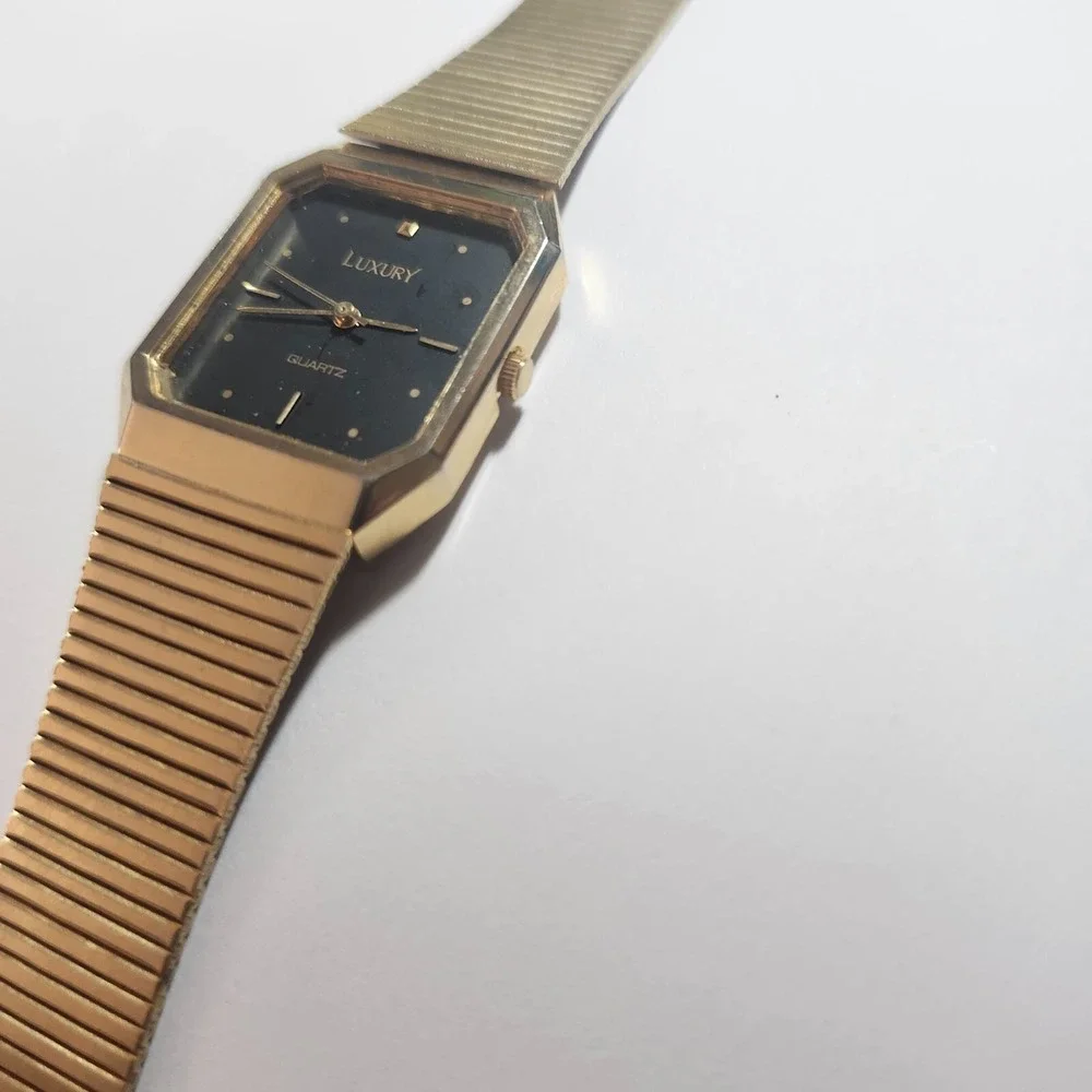 Luxury Quartz Gold Tone Watch - NEEDS GLASS FACE & BATTERY
